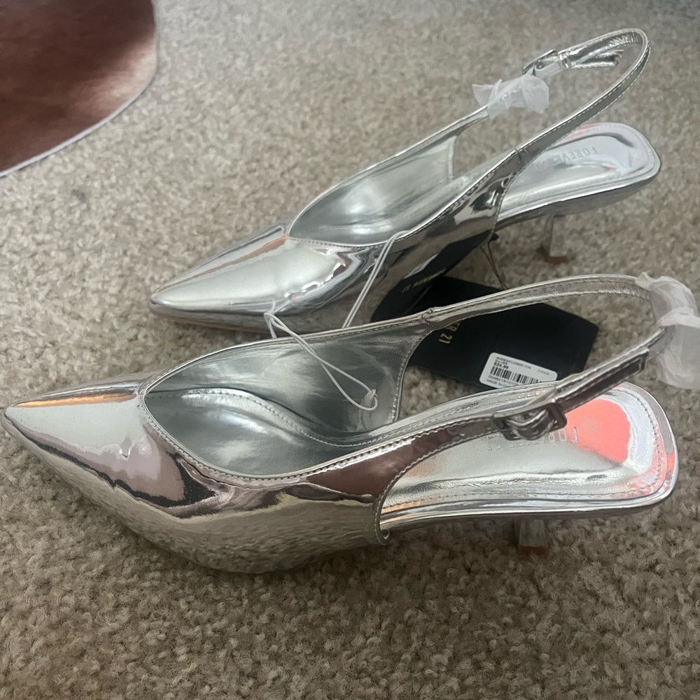 NWT Silver Metallic Pointed Toe Kitten Heel